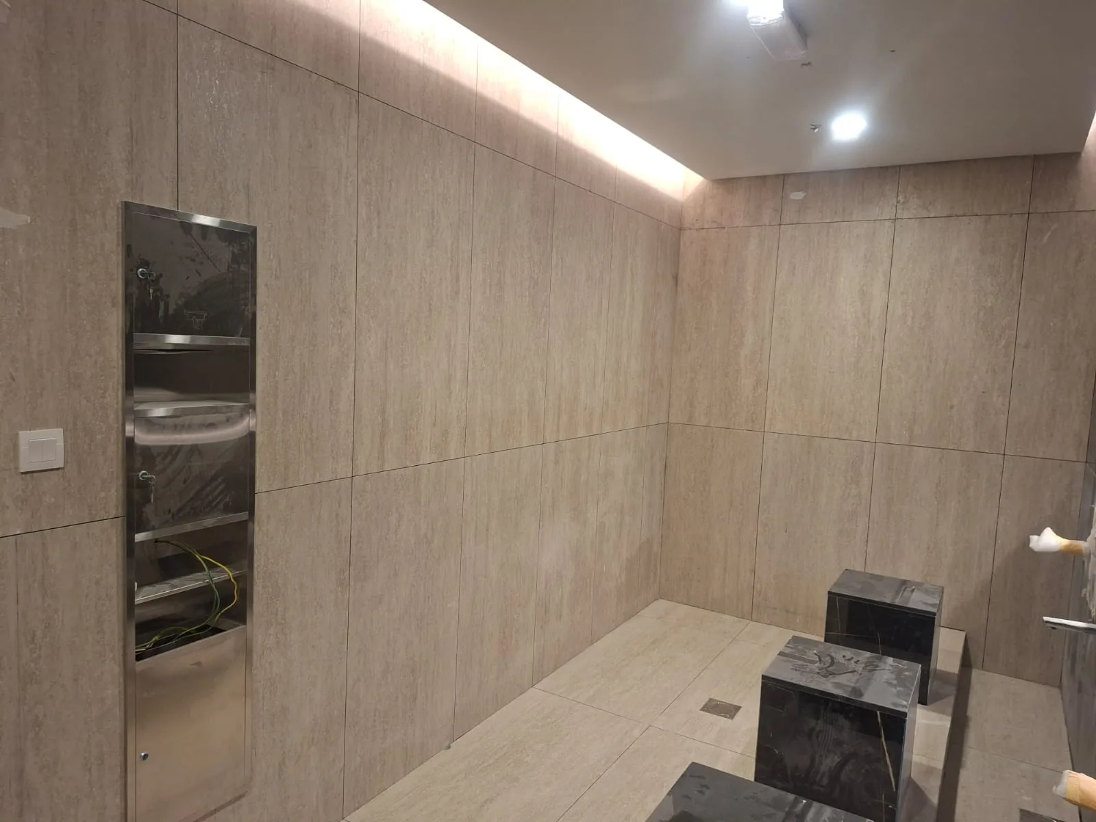 Large Format Marble Look Washroom Tiles – Tiling & Tile Fixing in Dubai by Pasupati Technical Services